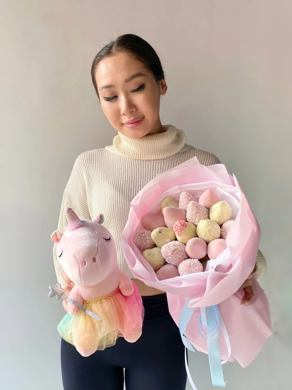 Сет «Клубника и единорог» — «Сет Клубника и единорог» — подарочный сет Dolce Sweets из 6 ягод клубники в белом шоколаде и 12 ягод…